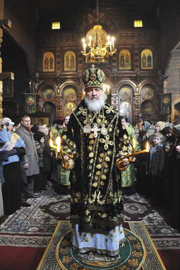 Святейший Патриарх Кирилл возглавил литургию Преждеосвященных Даров в храме Казанской иконы Божией Матери в поселке Вырица