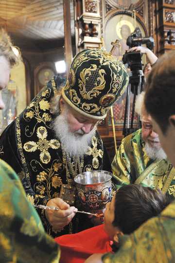 Святейший Патриарх Кирилл возглавил литургию Преждеосвященных Даров в храме Казанской иконы Божией Матери в поселке Вырица