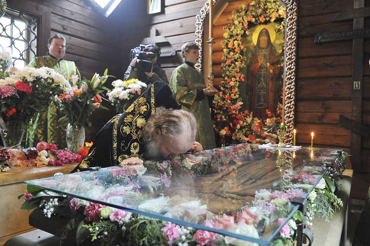 Святейший Патриарх Кирилл у мощей прп.Серафима Вырицкого(2009г)