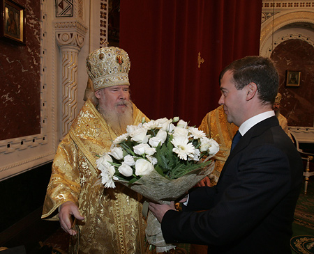 Патриарх Московский и всея Руси Алексий II и Дмитрий Медведев, тогда первый вице-премьер правительства РФ в храме Христа Спасителя. 2008 год