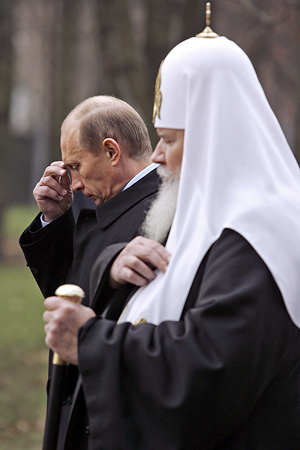 Владимир Путин и патриарх Московский и всея Руси Алексий Второй у Большого Поклонного креста. 2007 год
