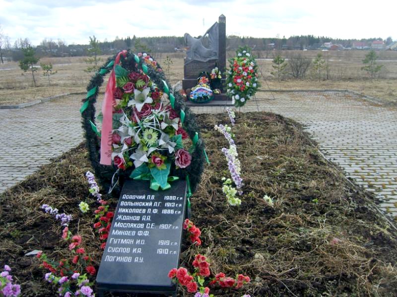Памятник 41 Стрелковому корпусу Северного фронта и захоронения в д.Мины
