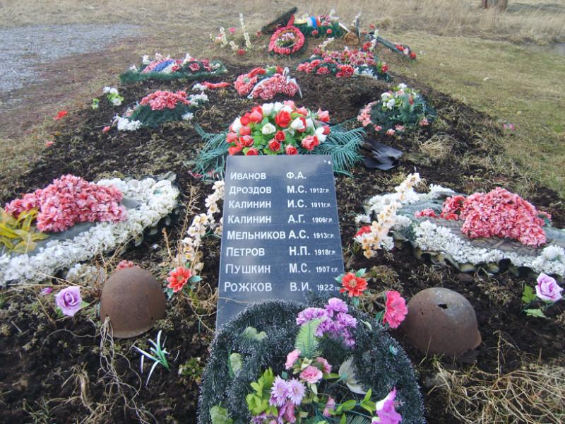 Памятник 41 Стрелковому корпусу Северного фронта и захоронения в д.Мины