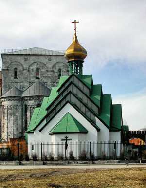 На переднем плане часовня Новомучеников и Исповедников Российских. На заднем - Федоровский собор в Санкт-Петербурге