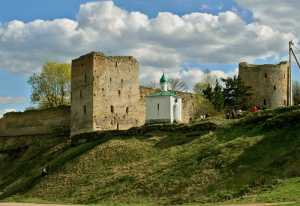 Панорама крепости в Изборске. В центре Корсунская часовня