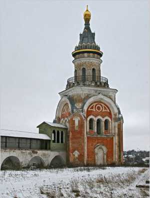 Борисоглебский монастырь в Торжке Тверской области. Свечная (она же библиотечная) башня в ограде монастыря