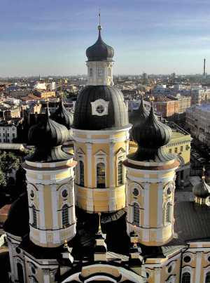 Владимирская церковь в Санкт-Петербурге. Вид на завершение основного объема храма с отдельно стоящей колокольни