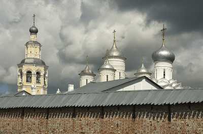 Спасо-Прилуцкий монастырь в Вологде. Слева направо - монастырская колокольня с Трёхсвятских храмом, Спасский собор и Введенская церковь