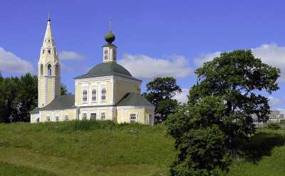 Троицкая церковь (что на Погосте) в Тутаеве Ярославской области. Расположена в северной части Романовской стороны