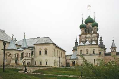 Богословская церковь (справа) и Красная палата (слева) в Кремле в Ростове Ярославской области