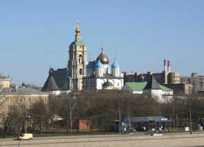 Вид на Новоспасский мужской монастырь в Москве. В центре Преображенский собор и монастырская колокольня