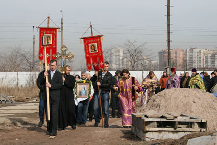 Крестный ход вокруг строящегося Храма - 3 апреля 2006г.