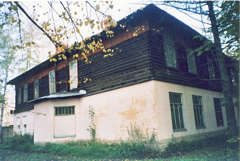 Вырицкая школа №1, здесь был концлагерь советских военнопленных
