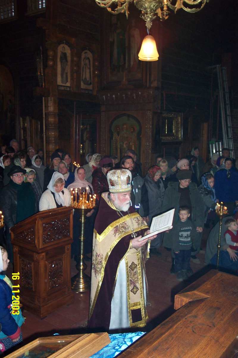 Окончание литургии. Заамвонная молитва, 2003г.