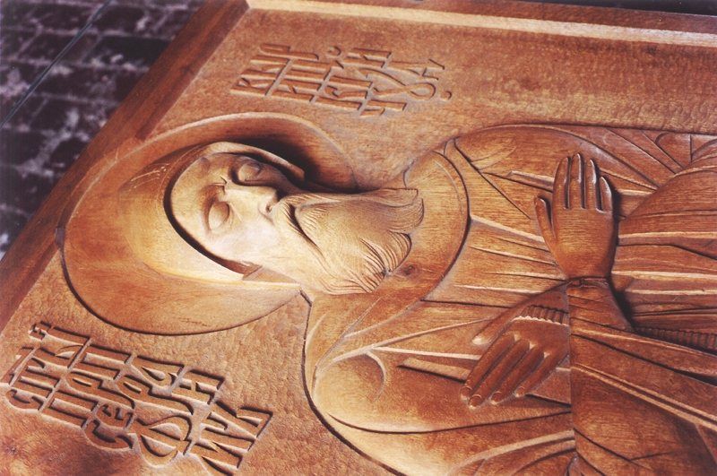 Резной образ преподобного Серафима Вырицкого на надгробии.